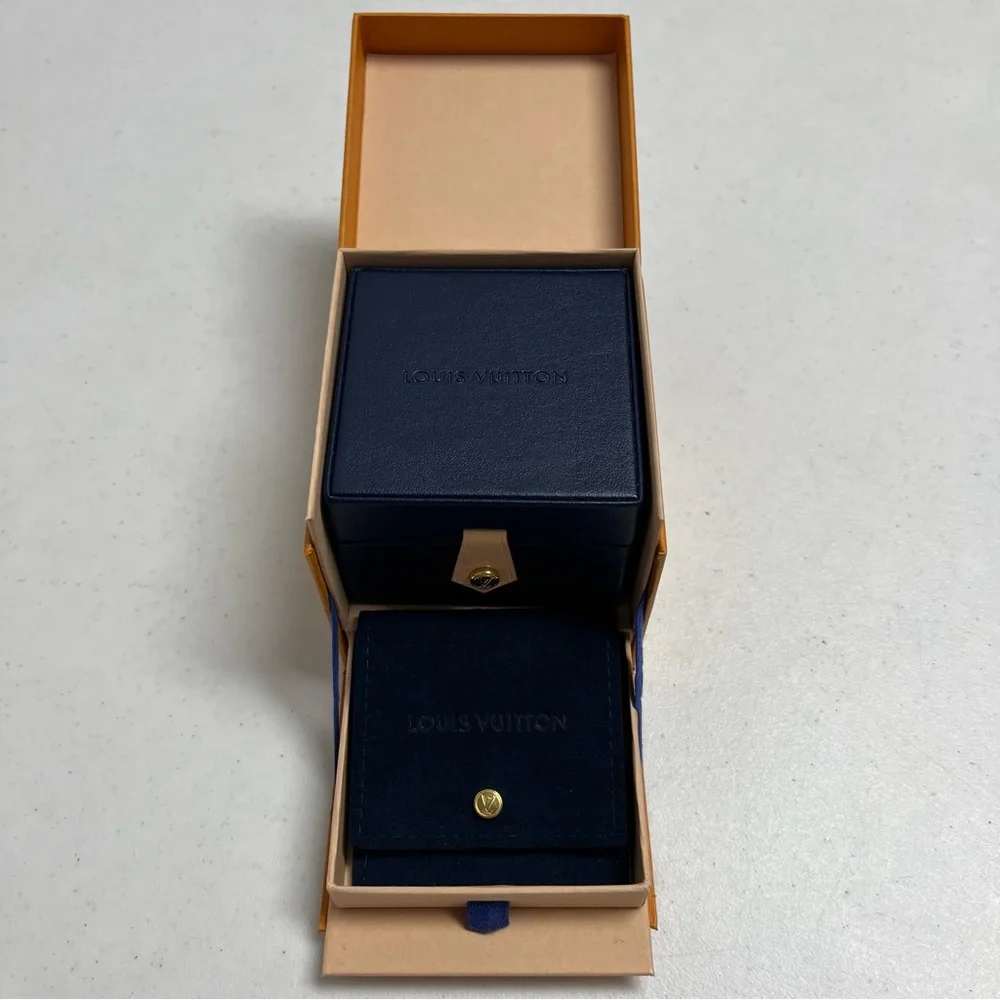 $3,550 Louis Vuitton LV Volt One Small Pendant 18-K White Gold Diamond Necklace - Picture 9 of 11